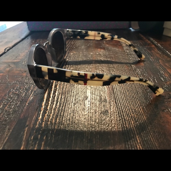 Authentic Burberry gray sunglasses - Picture 4 of 7